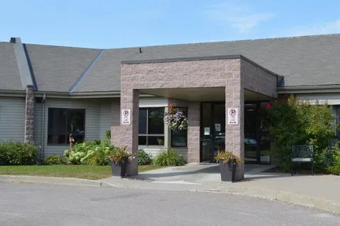 Low residence building with a covered entrance and driveway