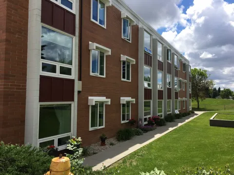 Lawn and walkway beside the West Wing.