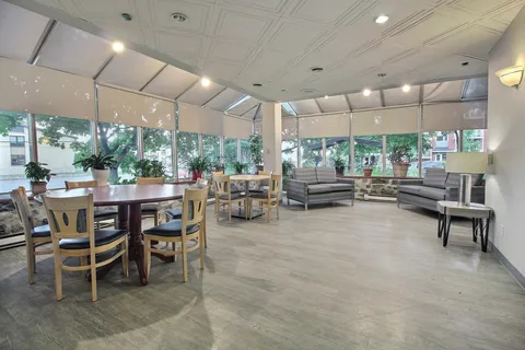 Aire commune — Le Manoir Sully inc.