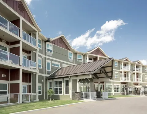 Residence building with balconies and a covered entrance