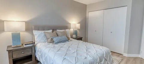 Bedroom with a double bed and bedside lamps