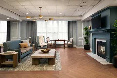 Lounge with sofas, bookshelves and a fireplace
