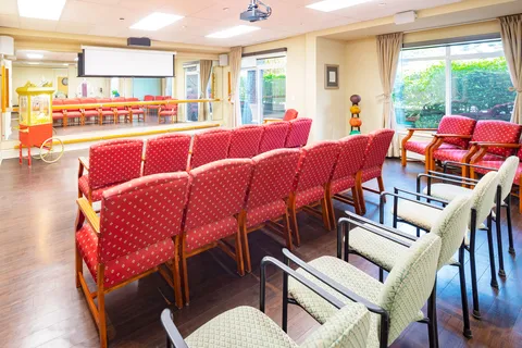 Rows of chairs facing a blank projection screen