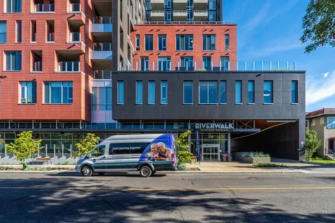 Street view of the residence and its main entrance.