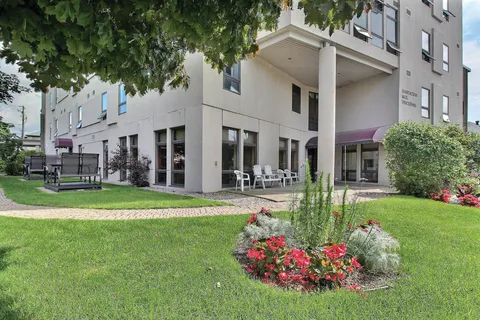 Terrain — Résidence des Bâtisseurs Mgr Deschênes