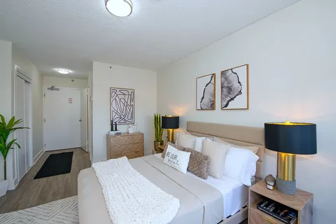 Suite bedroom with a double bed and bedside lamps