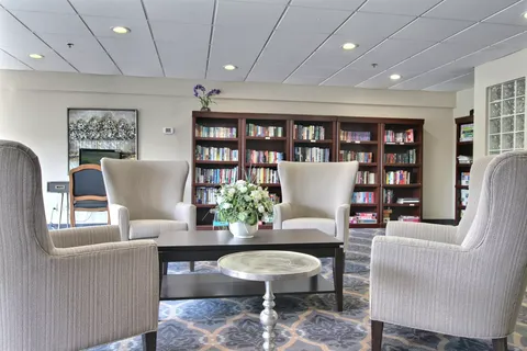 Room with armchairs, a coffee table and bookcases