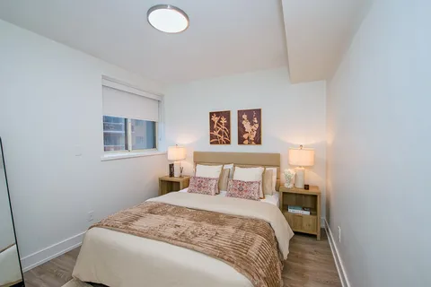 Bedroom with a double bed and bedside lamps