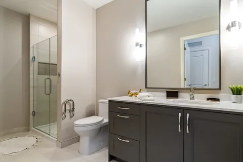Bathroom with a glass shower, toilet and vanity