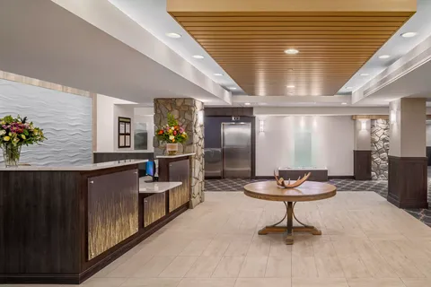 Lobby with a reception counter, round table and stone columns