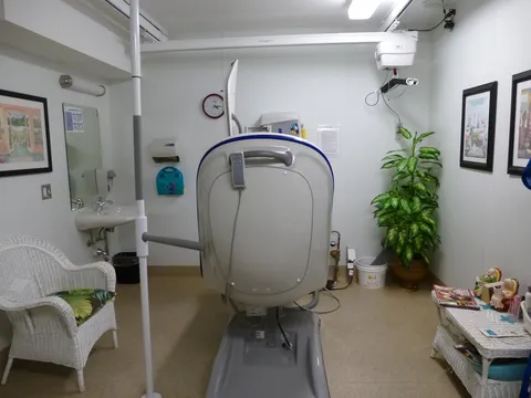Bathing room with an accessible bathtub and seating.