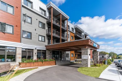 Residence building with balconies and a covered entrance