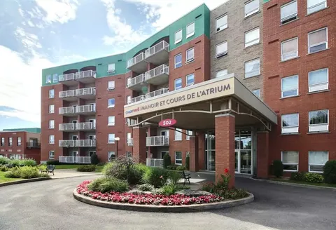 Residence with balconies, a covered entrance and a circular flower bed
