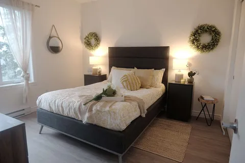 Bedroom with a double bed and bedside lamps.