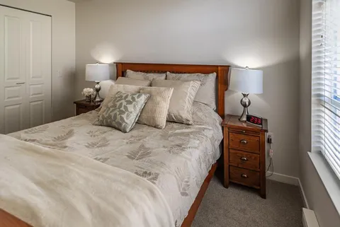 Bedroom with a double bed, two nightstands and lamps