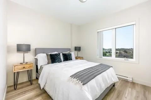 Bedroom with a bed, bedside tables and lamps