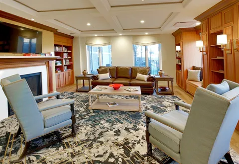 Library lounge with armchairs, sofas and a fireplace