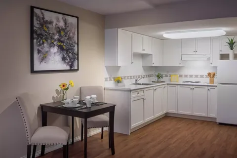 Room with a kitchenette, dining table and chairs
