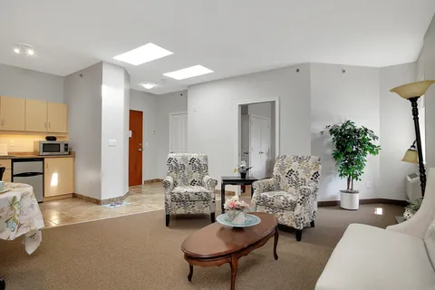Suite living room with chairs, a coffee table and a kitchenette.