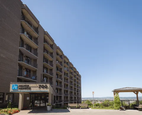 Residence building with balconies, a covered entrance and an outdoor gazebo