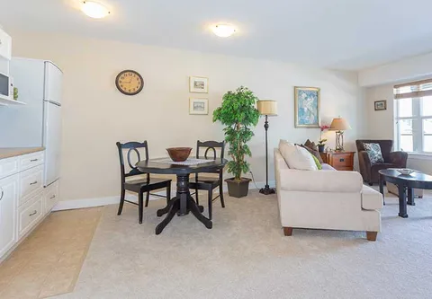 Suite with a kitchenette, round dining table and seating area