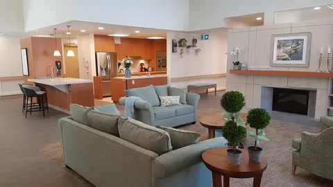 Room with sofas, a fireplace, coffee tables and an open kitchen with an island