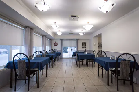 Salle à manger — Les Résidences du Manoir TRO inc.